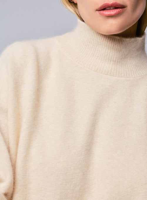 Pull Blanc Col Roulé Manches Kimono en Raccon wool / Polyamide - MAJESTIC FILATURES