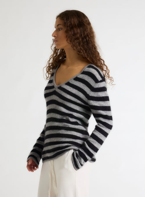 Pull Gris Col V Manches Longues en Raccoon / Polyamide - MAJESTIC FILATURES