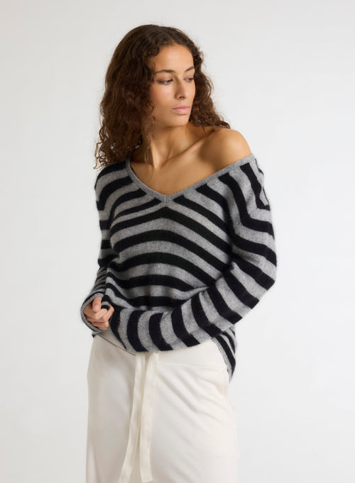 Pull Gris Col V Manches Longues en Raccoon / Polyamide - MAJESTIC FILATURES