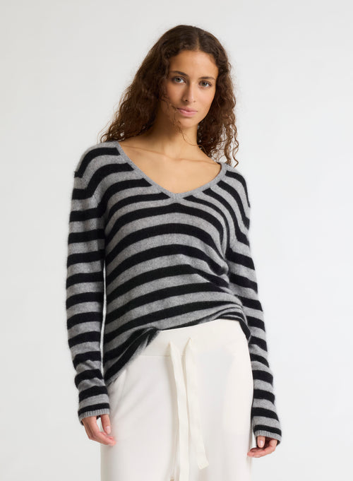 Pull Gris Col V Manches Longues en Raccoon / Polyamide - MAJESTIC FILATURES