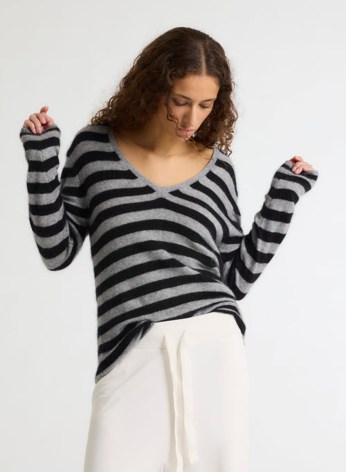 Pull Gris Col V Manches Longues en Raccoon / Polyamide - MAJESTIC FILATURES