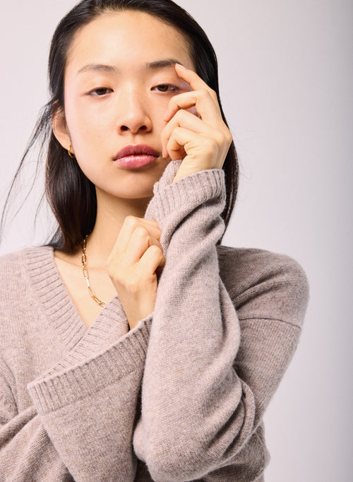 Beiger Pullover mit V-Ausschnitt und langen Ärmeln aus Merinowolle - MAJESTIC FILATURES