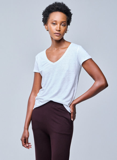 Weißes T-Shirt mit V-Ausschnitt und kurzen Ärmeln aus Leinen und Elasthan - MAJESTIC FILATURES