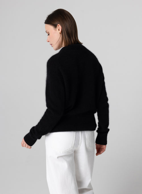 Strickjacke mit Rundhalsausschnitt und langen Ärmeln aus Waschbärfell/Polyamid in Schwarz - MAJESTIC FILATURES