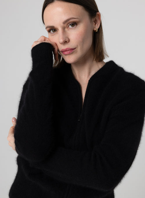 Strickjacke mit Rundhalsausschnitt und langen Ärmeln aus Waschbärfell/Polyamid in Schwarz - MAJESTIC FILATURES