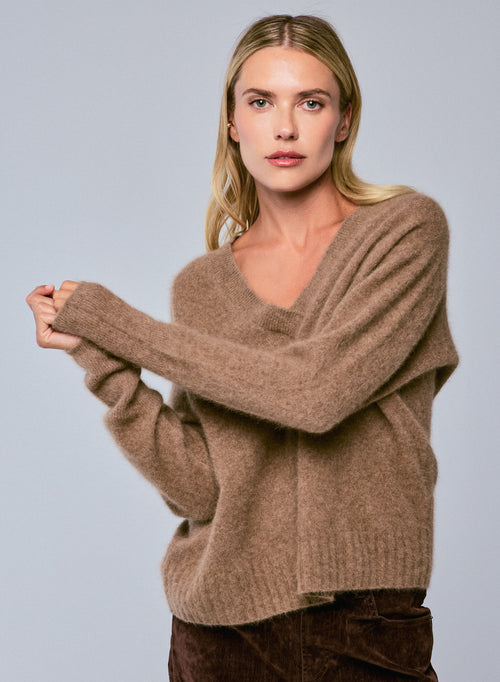 Beiger Pullover mit V-Ausschnitt und langen Ärmeln aus Raccoon-Wolle / Polyamid - MAJESTIC FILATURES