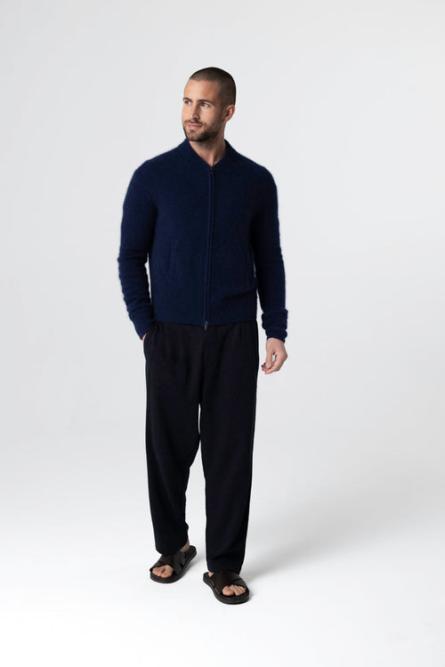 Strickjacke mit Rundhalsausschnitt und langen Ärmeln aus Waschbärfell/Polyamid in Marineblau - MAJESTIC FILATURES