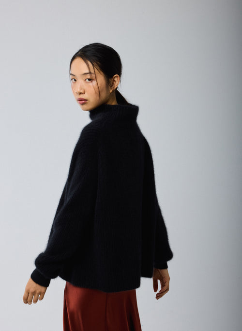 Pull Noir Col Roulé Manches Longues en Laine / Fox / Polyamide - MAJESTIC FILATURES