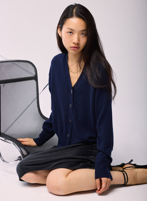 Marineblaue Strickjacke mit V-Ausschnitt und langen Ärmeln aus Kaschmir - MAJESTIC FILATURES