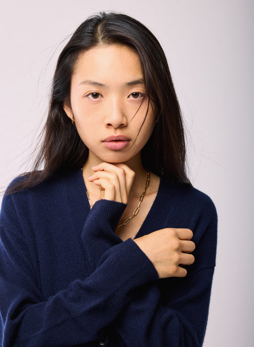 Marineblaue Strickjacke mit V-Ausschnitt und langen Ärmeln aus Kaschmir - MAJESTIC FILATURES