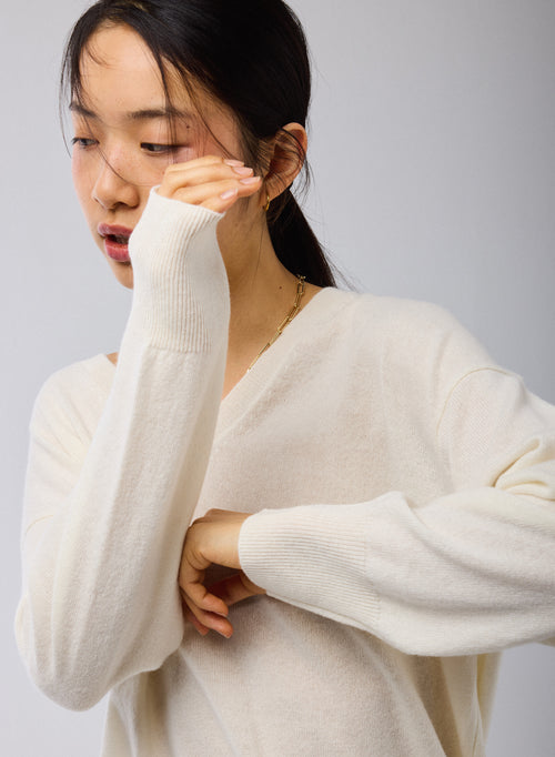 Weißer Pullover mit V-Ausschnitt und langen Ärmeln aus Kaschmir - MAJESTIC FILATURES