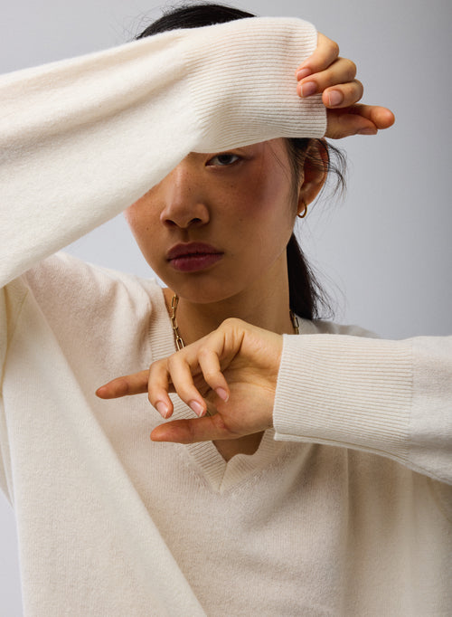 Weißer Pullover mit V-Ausschnitt und langen Ärmeln aus Kaschmir - MAJESTIC FILATURES