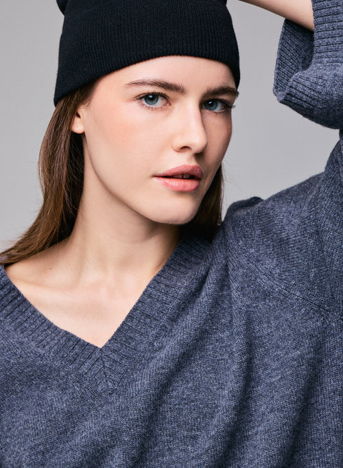 Grauer langärmeliger Pullover aus Merinowolle mit V-Ausschnitt - MAJESTIC FILATURES