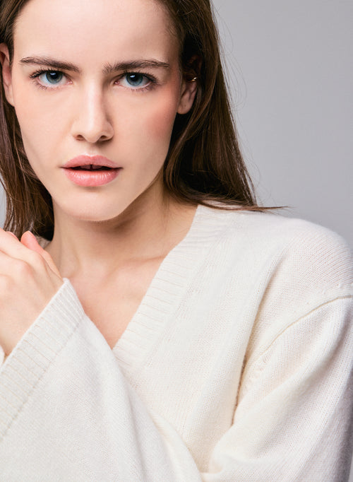 Weißer langärmeliger Pullover aus Merinowolle mit V-Ausschnitt - MAJESTIC FILATURES