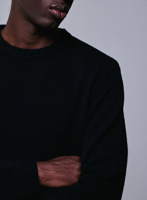 Schwarzer langärmeliger Pullover aus Merinowolle mit Rundhalsausschnitt - MAJESTIC FILATURES