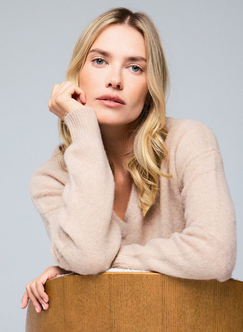 Beigefarbener Pullover mit V-Ausschnitt und langen Ärmeln aus Wolle / Kaschmir - MAJESTIC FILATURES