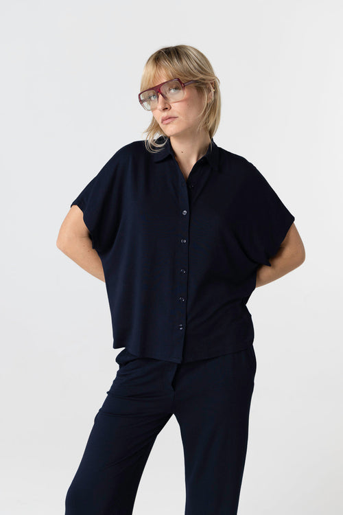 Kurzarmhemd aus Viskose/Elasthan in Marineblau - MAJESTIC FILATURES