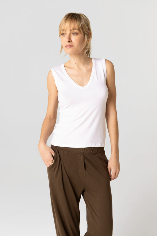 Ärmelloses Tanktop mit V-Ausschnitt aus Viskose/Elasthan in Weiß - MAJESTIC FILATURES