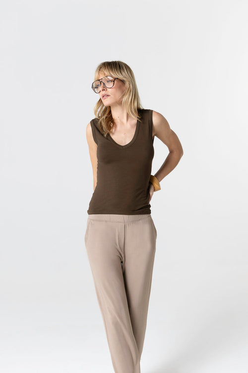 Ärmelloses Tanktop mit V-Ausschnitt aus Viskose/Elasthan in Tonka - MAJESTIC FILATURES