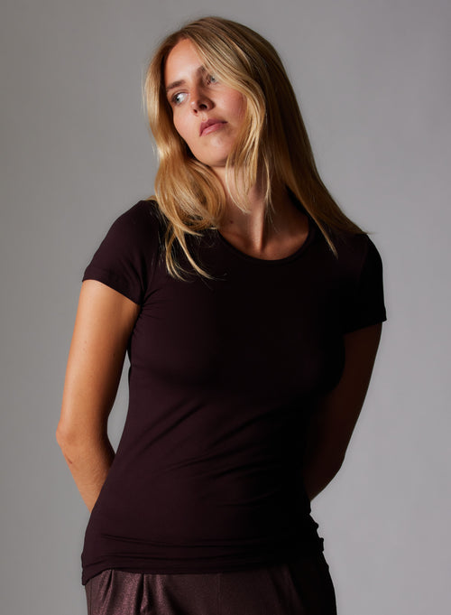 T-shirt Aubergine Col Rond Manches Courtes en Viscose et Élasthanne - MAJESTIC FILATURES