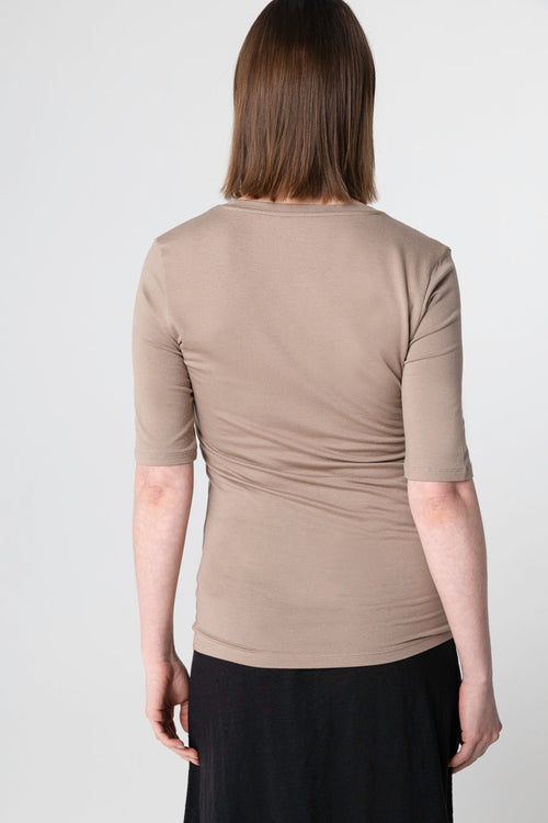 T-Shirt mit U-Ausschnitt und Ellbogenärmeln aus Viskose / Elasthan in Braun - MAJESTIC FILATURES