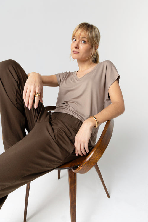 T-Shirt mit V-Ausschnitt und kurzen Ärmeln aus Viskose/Elasthan in Braun - MAJESTIC FILATURES