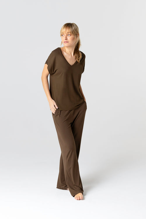 T-Shirt mit V-Ausschnitt und kurzen Ärmeln aus Viskose/Elasthan in Dunkelbraun - MAJESTIC FILATURES
