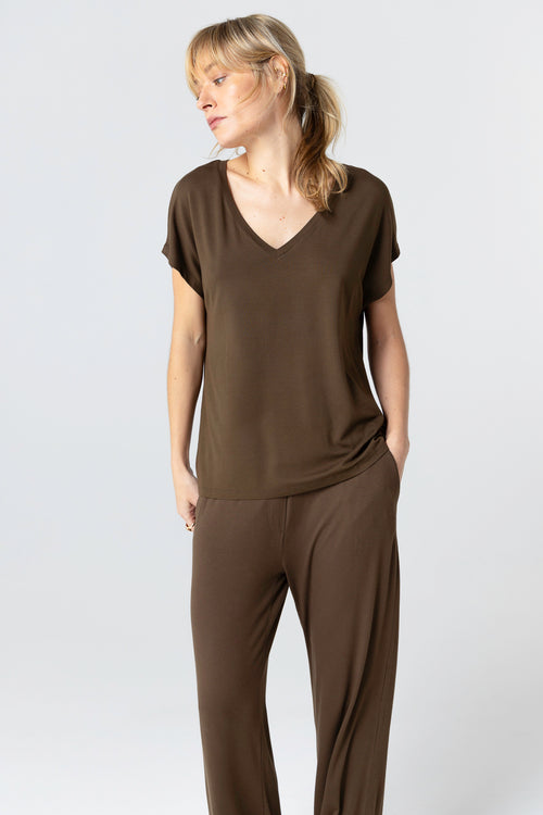 T-Shirt mit V-Ausschnitt und kurzen Ärmeln aus Viskose/Elasthan in Dunkelbraun - MAJESTIC FILATURES