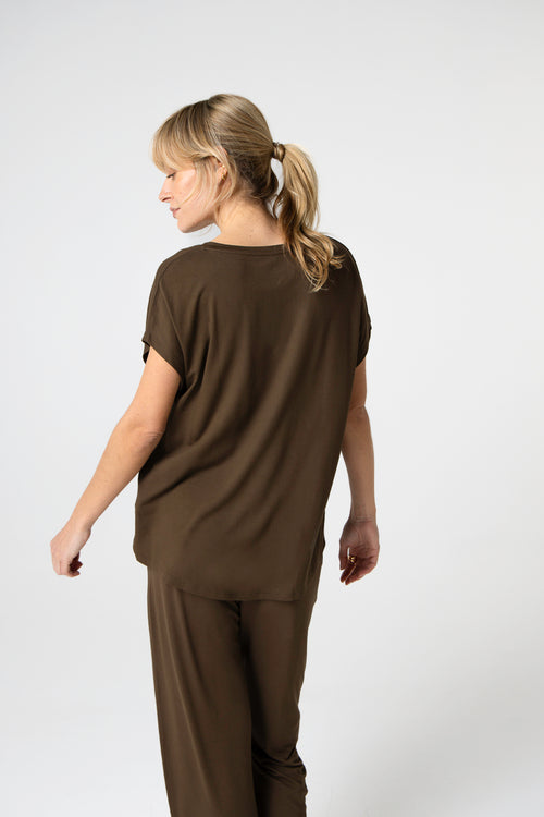 T-Shirt mit V-Ausschnitt und kurzen Ärmeln aus Viskose/Elasthan in Dunkelbraun - MAJESTIC FILATURES