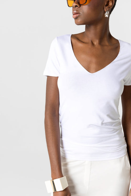 T-Shirt mit V-Ausschnitt und kurzen Ärmeln aus Viskose/Elasthan in Weiß - MAJESTIC FILATURES