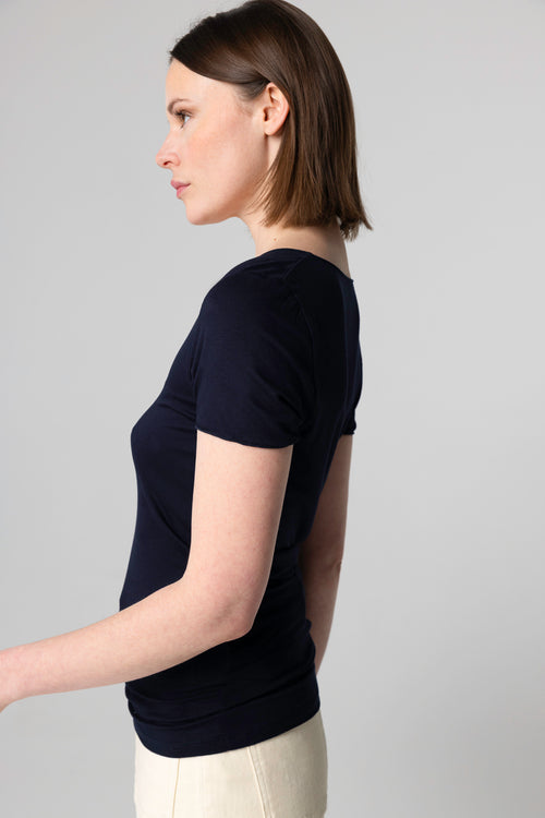 T-Shirt mit V-Ausschnitt und kurzen Ärmeln aus Viskose/Elasthan in Marineblau - MAJESTIC FILATURES