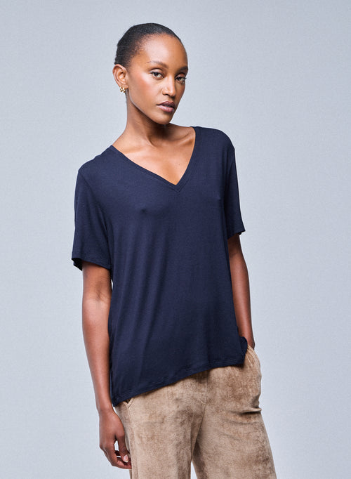 Marineblaues Kurzarm-T-Shirt mit V-Ausschnitt aus Viskose / Elasthan - MAJESTIC FILATURES