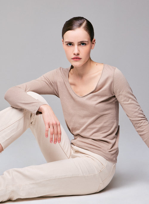 T-shirt Beige Col V Manches Longues en Coton et Cachemire - MAJESTIC FILATURES
