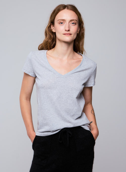 Graues Kurzarm-T-Shirt mit V-Ausschnitt aus Bio-Baumwolle - MAJESTIC FILATURES