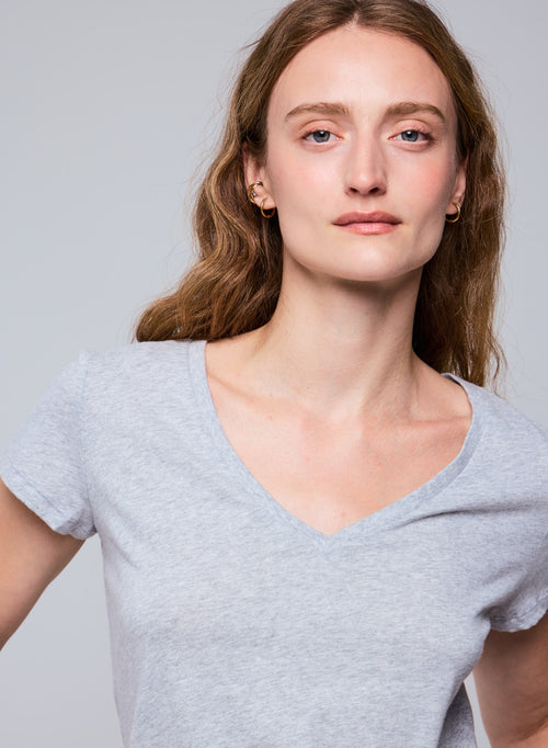 Graues Kurzarm-T-Shirt mit V-Ausschnitt aus Bio-Baumwolle - MAJESTIC FILATURES