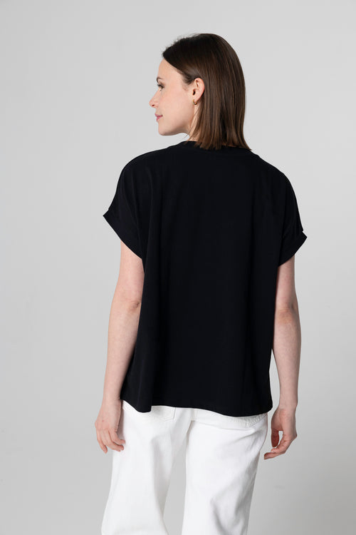 T-Shirt mit V-Ausschnitt und kurzen Ärmeln aus Bio-Baumwolle in Schwarz - MAJESTIC FILATURES