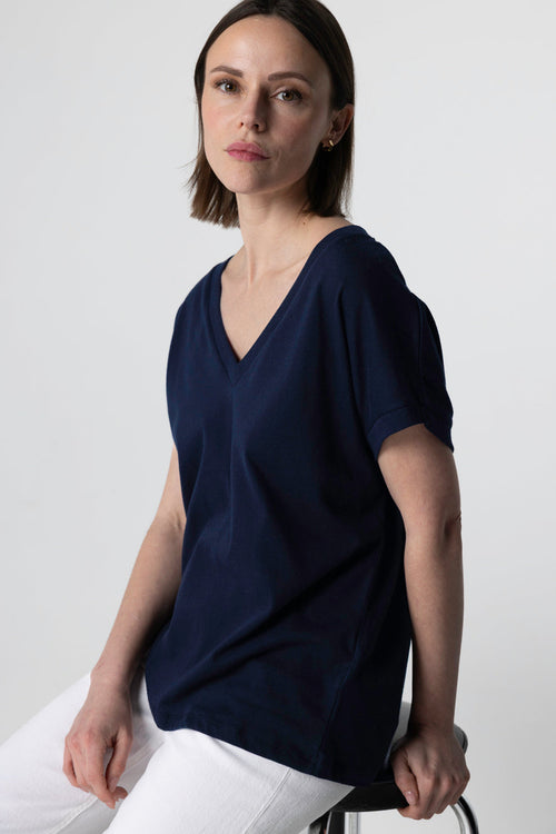 Kurzarm-T-Shirt mit V-Ausschnitt aus Bio-Baumwolle in Marineblau - MAJESTIC FILATURES