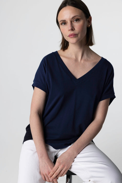 Kurzarm-T-Shirt mit V-Ausschnitt aus Bio-Baumwolle in Marineblau - MAJESTIC FILATURES