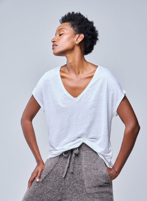 Weißes T-Shirt mit V-Ausschnitt und kurzen Ärmeln aus Leinen / Elastan - MAJESTIC FILATURES