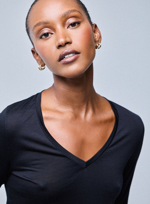 Schwarzes Langarm-T-Shirt mit V-Ausschnitt aus Lyocel / Schurwolle - MAJESTIC FILATURES