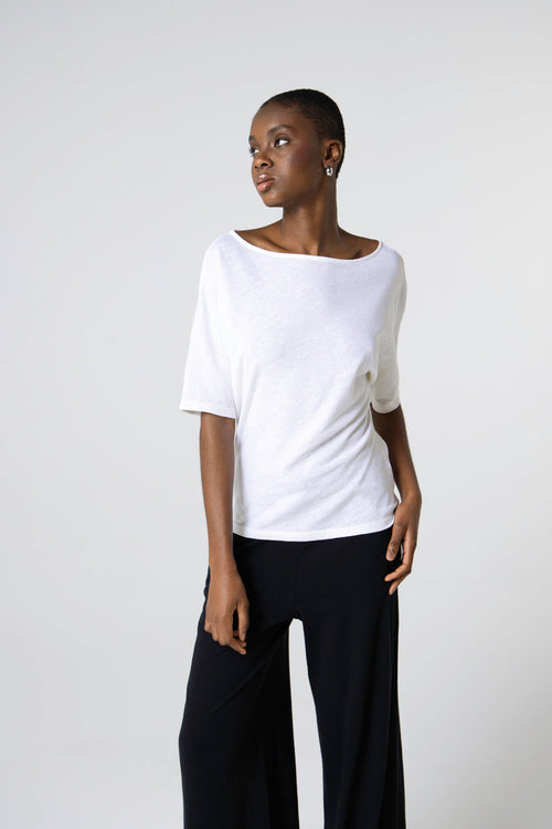 T-Shirt mit U-Boot-Ausschnitt und kurzen Ärmeln aus Baumwolle/Leinen in Weiß - MAJESTIC FILATURES